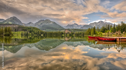 Obraz na płótnie canvas Górskie jezioro strbske pleso w parku narodowym tatra wysoka, slovaki