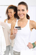 Kobieta na zakupach płaci karta kredytową.