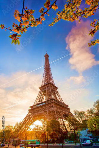Plakat na papierze fotorealistycznym Wieża eifla przeciw wschodzie słońca w Paris, France
