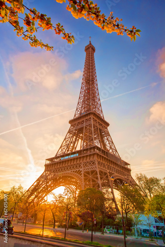 Plakat na papierze fotorealistycznym Wieża eifla przeciw wschodzie słońca w Paris, France