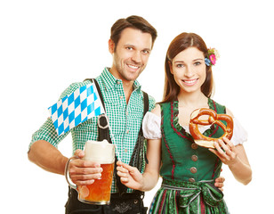 Wall Mural - Paar in Bayern zum Oktoberfest mit Bier