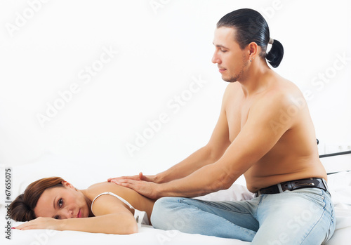 Láminas Husband massaging the back of his woman