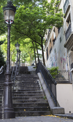 Fototapeta na wymiar Typowe schody Montmartre w Paryżu