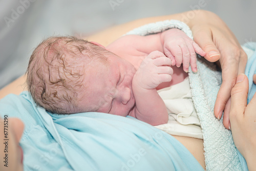 Cuadros en Lienzo Young beautiful woman with a newborn baby after birth