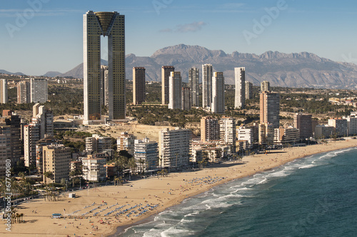 Board z aluminiowym obramowaniem Wieżowce w pobliżu plaży w Benidorm, Hiszpania