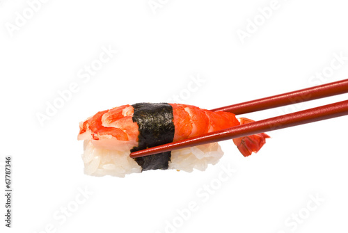 Naklejka samoprzylepna Sushi z krewetkami odbywa się przez pałeczki samodzielnie na białym tle
