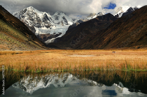 Board z aluminiowym obramowaniem Jezioro jahuacocha w cordiliera huayhuash, peru, ameryka południowa