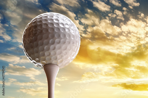 Obraz na płótnie canvas trzyczęściowy "tryptyk" Piłeczka golfowa na tee
