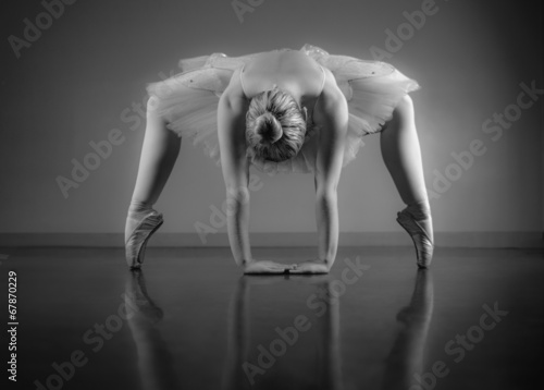 Naklejka - mata magnetyczna na lodówkę Graceful ballerina warming up in black and white