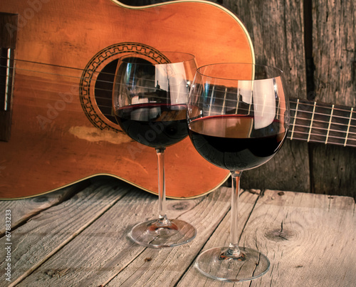 Board z aluminiowym obramowaniem Gitara i wino na drewnianym stole romantyczny obiad tło