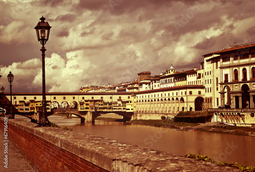 Plakat na papierze fotorealistycznym Piękny ponte vecchio we florencji, włochy - w stylu vintage