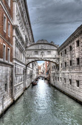 Fototapeta na wymiar bridge of sighs in Venice in black and white in HDR