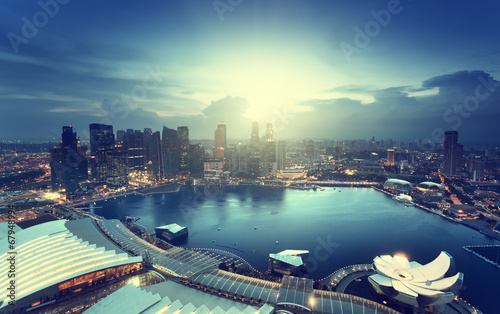 Plakat na papierze fotorealistycznym Singapur miasto w czasie zachodu słońca