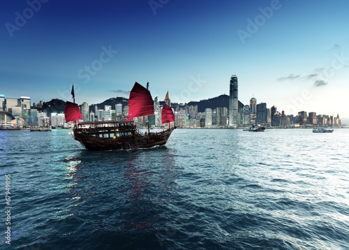 Naklejka samoprzylepna Hongkong portu w czasie zachodu słońca