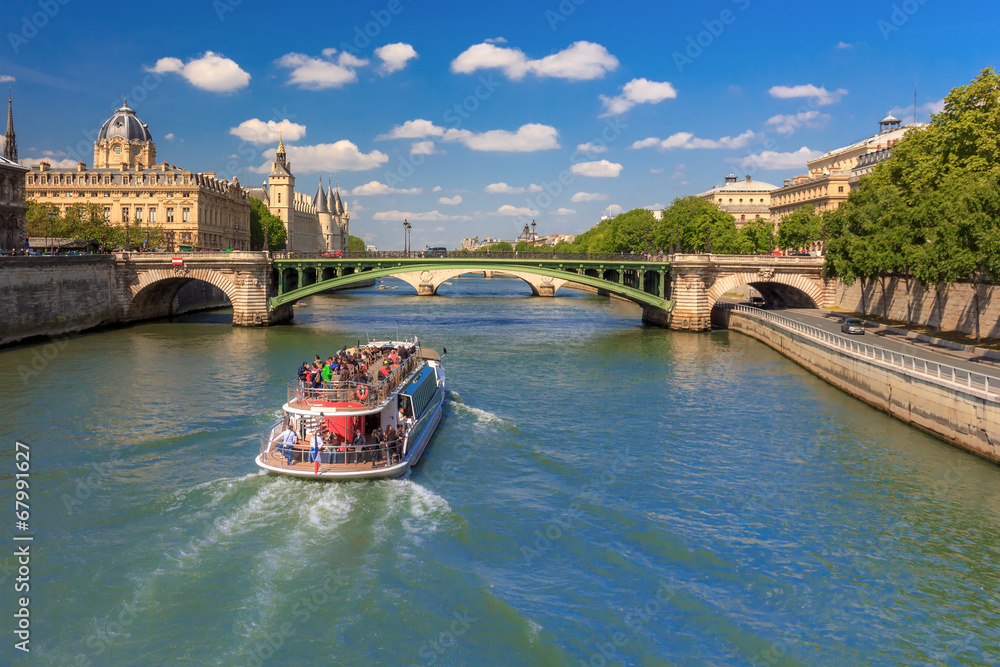 River Seine and the Conciergerie in Paris, France - obrazy, fototapety, plakaty 