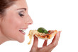 Frau mit Pizzastück Seitenprofil Nahaufnahme