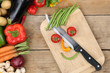 Essen zubereiten Gesicht aus Gemüse auf Küchenbrett
