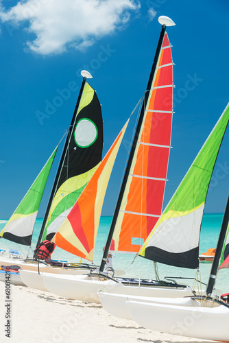 Naklejka na szybę Sailboats on a beautiful beach in Cuba