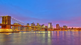 Fototapeta Mosty linowy / wiszący - Brooklyn bridge and Manhattan at dusk
