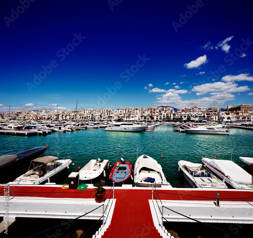 Tapeta ścienna Luksusowi jachty i motorowe łodzie w puerto banus w Marbella, Spain