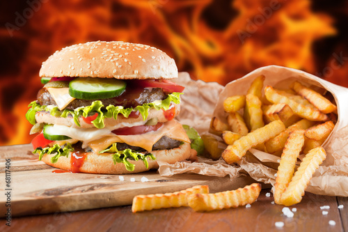 Naklejka samoprzylepna Zmartwychwstał burger na stole