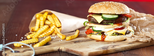 Naklejka samoprzylepna Zmartwychwstał burger na stole
