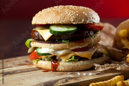 Naklejka samoprzylepna Zmartwychwstał burger na stole