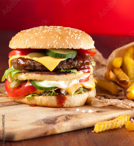 Naklejka samoprzylepna Zmartwychwstał burger na stole