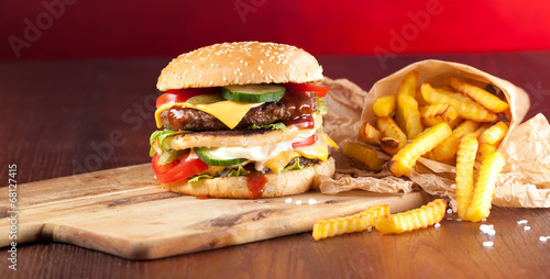 Naklejka samoprzylepna Zmartwychwstał burger na stole