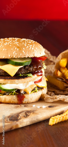 Naklejka samoprzylepna Zmartwychwstał burger na stole