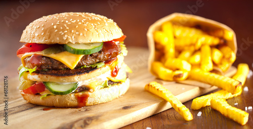 Naklejka samoprzylepna Zmartwychwstał burger na stole