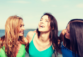 Wall Mural - girls walking on the beach