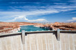 Riesiger Staudamm und Wasserreservoir in der Wüste
