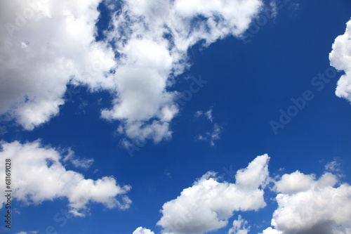 chmury-na-niebieskim-niebie