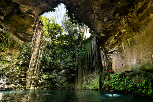 Obraz na płótnie canvas dwuczęściowy "dyptyk" Ik-kil cenote w pobliżu Chichen Itza w Meksyku