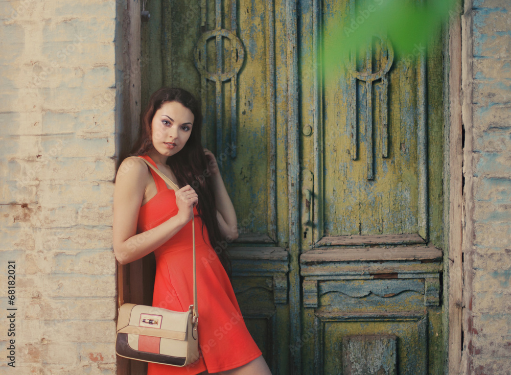 devushka-vozle-dveri