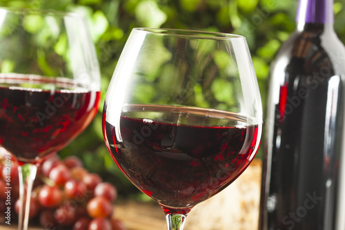 Board z aluminiowym obramowaniem Odświeżające czerwone wino w szklance