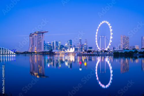 Naklejka samoprzylepna Singapur skyline w nocy.