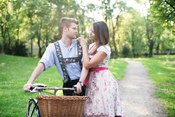 Wall Mural - hübsches Pärchen in Tracht mit Radl