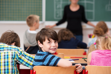 Canvas Print - junge in der grundschule schaut zurück