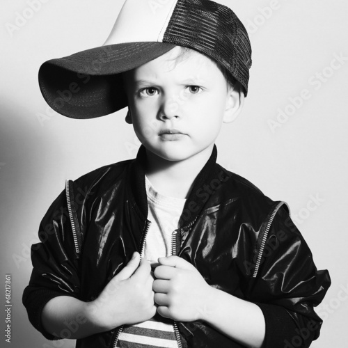 Board z aluminiowym obramowaniem Monochromatyczny portret modny child.stylish mały chłopiec