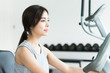 © siraphol - Woman workout at fitness