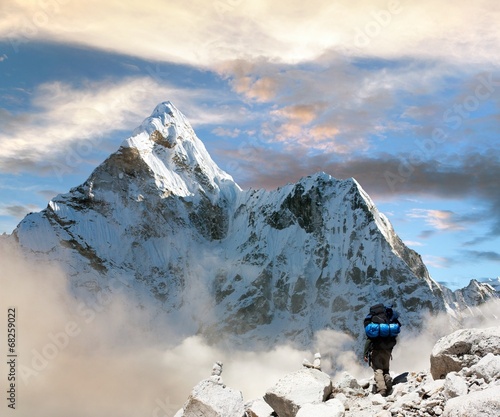 Fotoboard na płycie Piękny widok na ama dablam z turystą