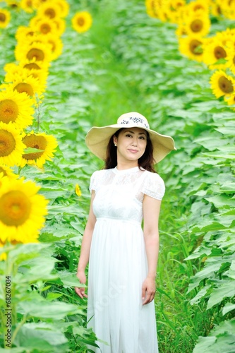 ひまわり畑に立っている白いワンピースと麦わら帽子を着ているアジア人の美しい女性 Kaufen Sie Dieses Foto Und Finden Sie Ahnliche Bilder Auf Adobe Stock Adobe Stock ひまわり畑に立っている白いワンピースと麦わら帽子を着ているアジア人の美しい女性 Kaufen Sie Dieses Foto Und Finden Sie Ahnliche Bilder Auf Adobe Stock Adobe Stock