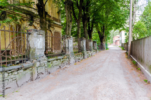 Board z aluminiowym obramowaniem Stara wąska uliczka