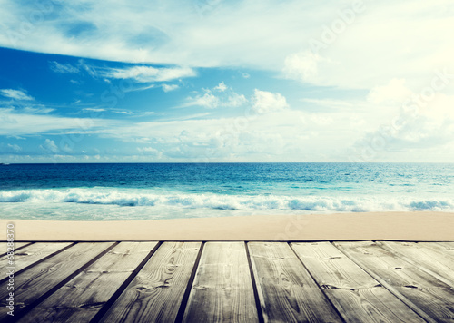 Obraz na płótnie canvas Tropikalna plaża i drewniana platforma