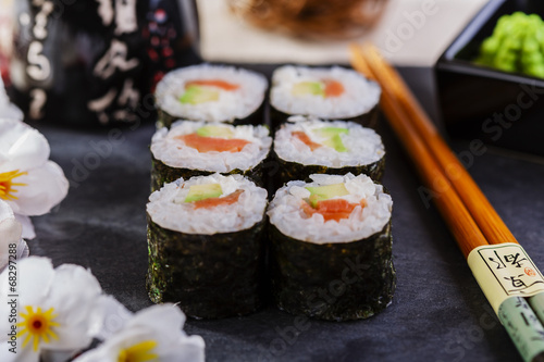Tapeta ścienna Klasyczne sushi z łososiem i awokado