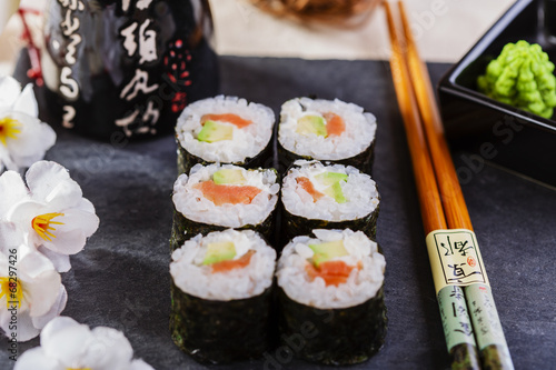 Tapeta ścienna Klasyczne sushi z łososiem i awokado