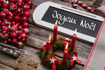 Fototapete - Adventskranz mit vier roten Kerzen zu Weihnachten