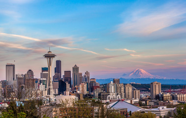 Fototapete - Seattle downtown skyline and Mt. Rainier at sunset. WA